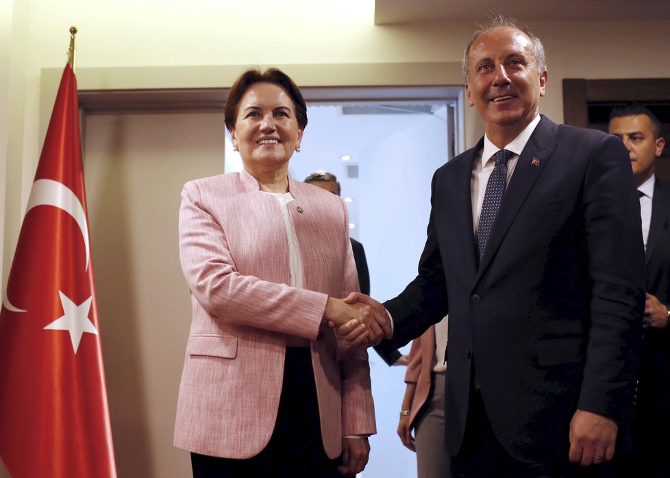Prezidentští kandidáti Meral Akşenerová a Muharrem Ince.