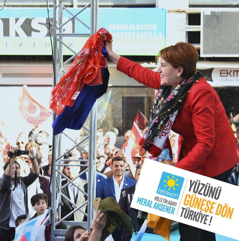 Prezidentská kandidátka Meral Akşenerová během své předvolební kampaně sbírala tradiční turecké šátky yemeni.