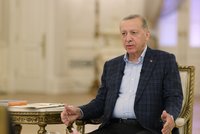 Po vítězství u voleb obavy o zdraví: Video zachytilo Erdoganovy potíže s chůzí