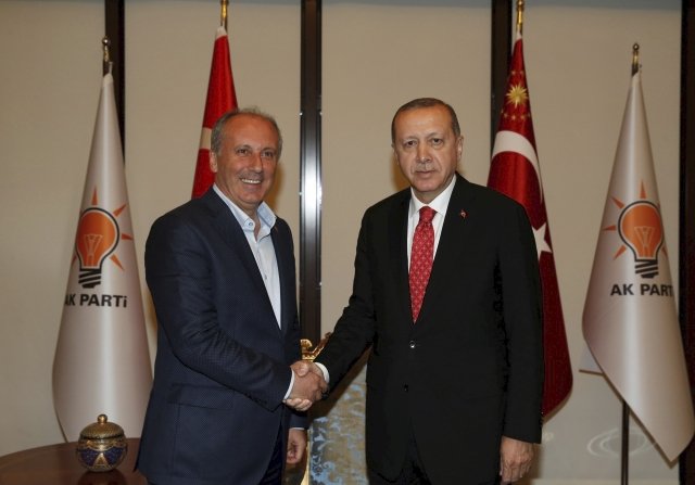 Prezident Erdogan (vpravo) s protikandidátem Muharrem Ince