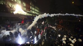 Turecká vláda převzala opoziční list, policie rozehnala protesty.