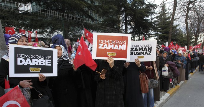 Turecká vláda převzala opoziční list, policie rozehnala protesty.