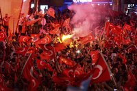 Turecko po 14 dnech od pokusu o puč: Tisíce zatčených i vyděšení čeští turisté