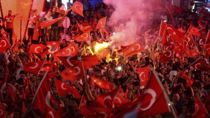 Turecko po pokusu o puč: Čistky v armádě, policii, justici i školství