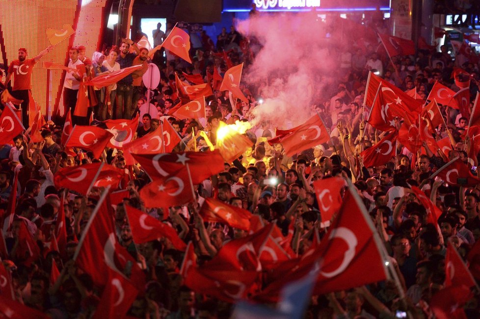 Turecko po pokusu o puč: Čistky v armádě, policii, justici i školství