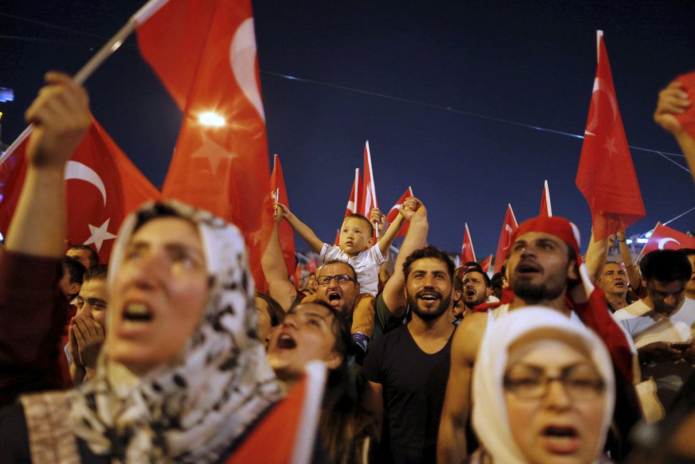 Erdogan truchlil a slíbil pomstu: Chceme hlavy pučistů, skandoval dav.