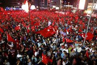 Nezdařený krvavý puč vystřídaly oslavy. „Hlídky demokracie“ střeží ulice