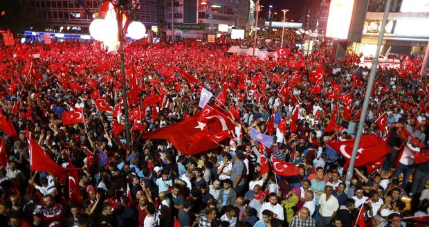 Nezdařený krvavý puč vystřídaly oslavy. „Hlídky demokracie“ střeží ulice