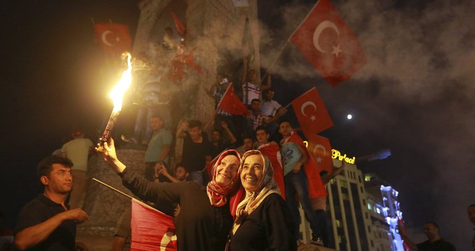 Turci vyšli po nepovedeném puči znovu do ulic a slavili potlačení vzpoury.