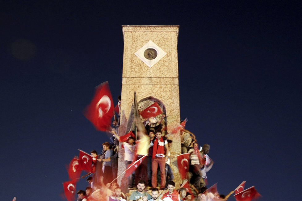 Turci vyšli po nepovedeném puči znovu do ulic a slavili potlačení vzpoury.