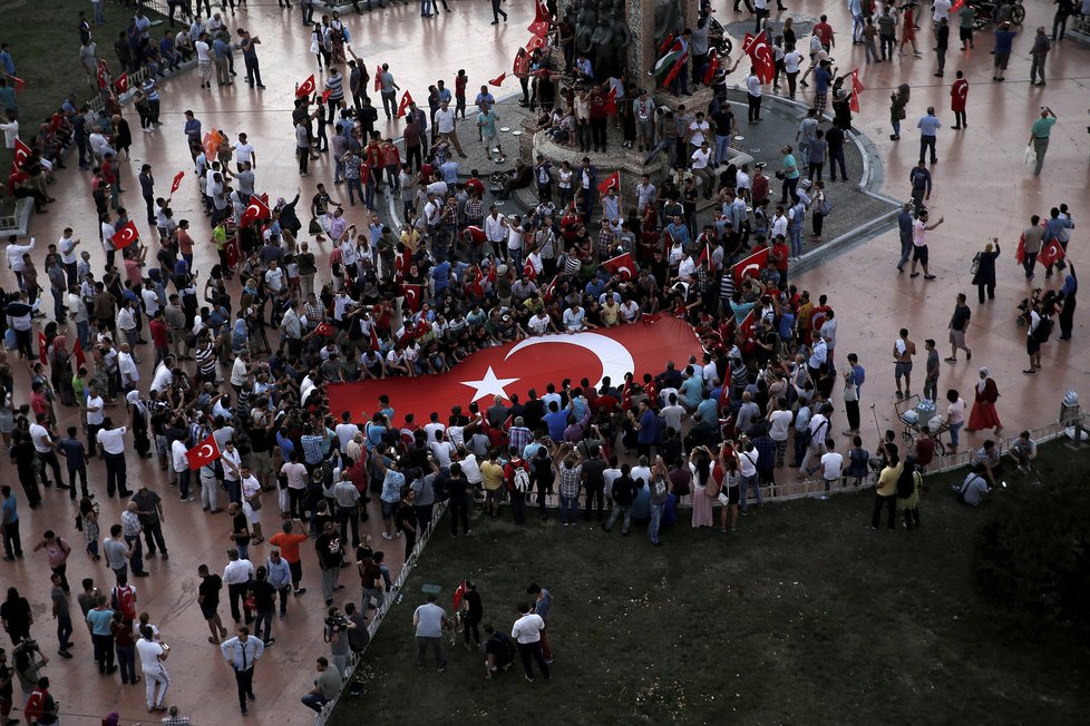 Erdogan truchlil a slíbil pomstu: Chceme hlavy pučistů, skandoval dav.