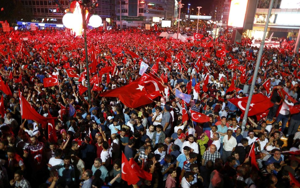 Turci slavili potlačení vzpoury po nepovedeném puči