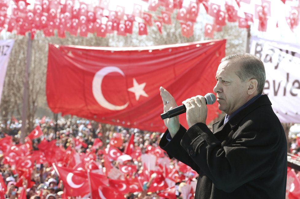 Turecký prezident Erdogan během proslovu k příznivcům