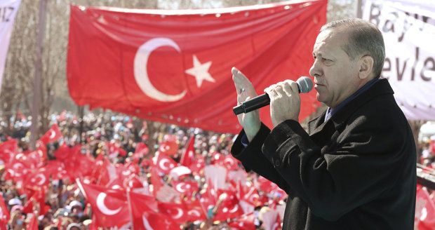 Turečtí diplomaté prosí v Německu o azyl. Bojí se Erdogana