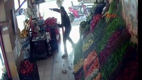 Turecký zelinář zahnal útočníka házením rajčat.
