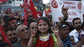 V Turecku si připomínali neúspěšný pokus o politický převrat. Prezident Erdogan odvolá výjimečný stav, který platil dva roky.