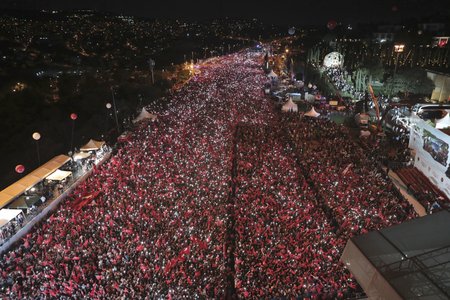 V Turecku si připomínali neúspěšný pokus o politický převrat. Prezident Erdogan odvolá výjimečný stav, který platil dva roky.