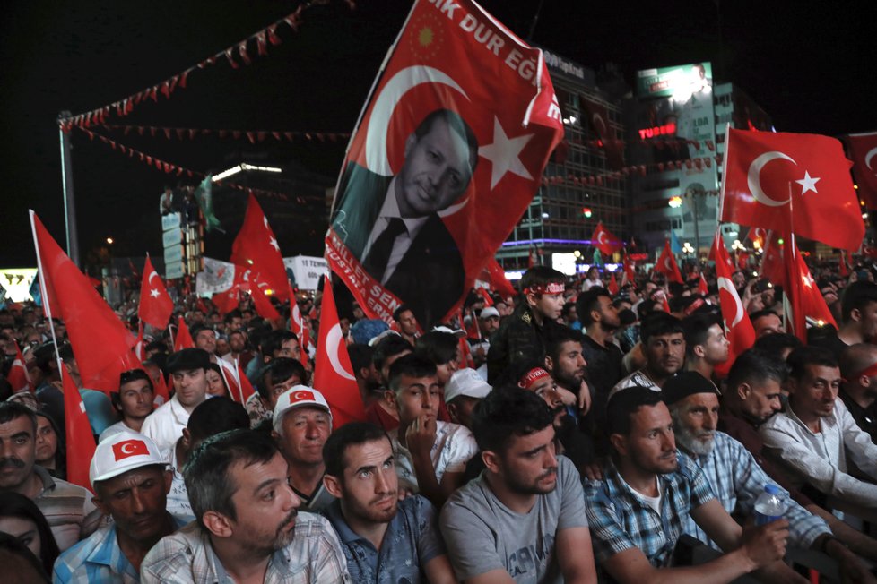 V Turecku si připomínali neúspěšný pokus o politický převrat. Prezident Erdogan odvolá výjimečný stav, který platil dva roky.