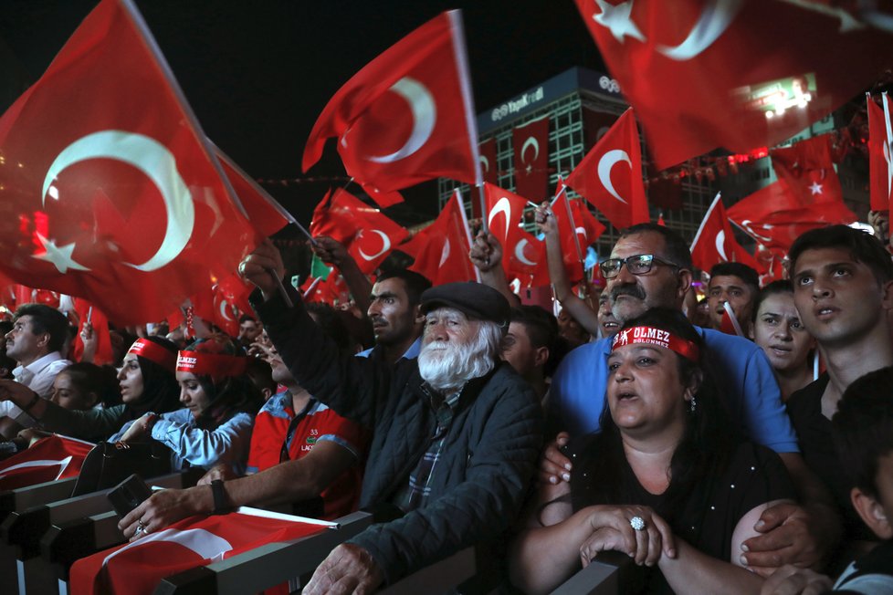 V Turecku si připomínali neúspěšný pokus o politický převrat. Prezident Erdogan odvolá výjimečný stav, který platil dva roky.