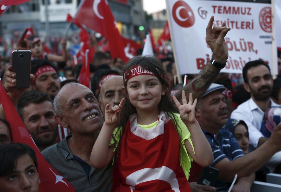 V Turecku si připomínali neúspěšný pokus o politický převrat. Prezident Erdogan odvolá výjimečný stav, který platil dva roky.