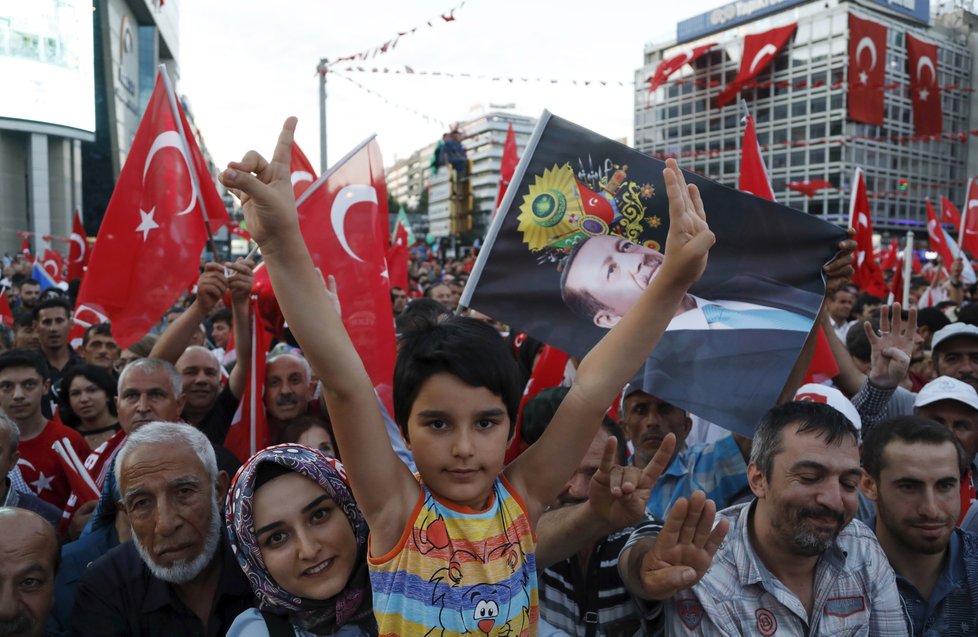 V Turecku si připomínali neúspěšný pokus o politický převrat. Prezident Erdogan odvolá výjimečný stav, který platil dva roky.