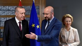 Turecký prezident Recep Erdogan s předsedkyní Evropské komise Ursulou von der Leyenovou a předsedou Evropské rady Charlesem Michelem