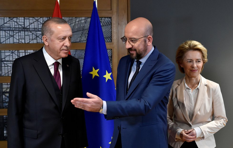 Turecký prezident Recep Tayyip Erdogan s předsedkyní Evropské komise Ursulou von der Leyenovou a předsedou Evropské rady Charlesem Michelem