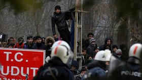 Uprchlíci se shlukují u hranic s Řeckem