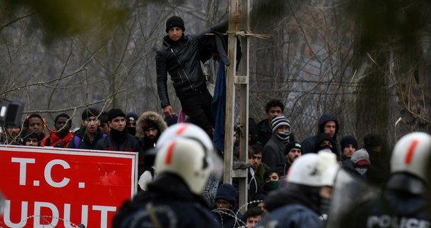 Uprchlíkům otevíráme hranice do Evropy, potvrdil Erdogan. Zastavit se je snaží Řekové