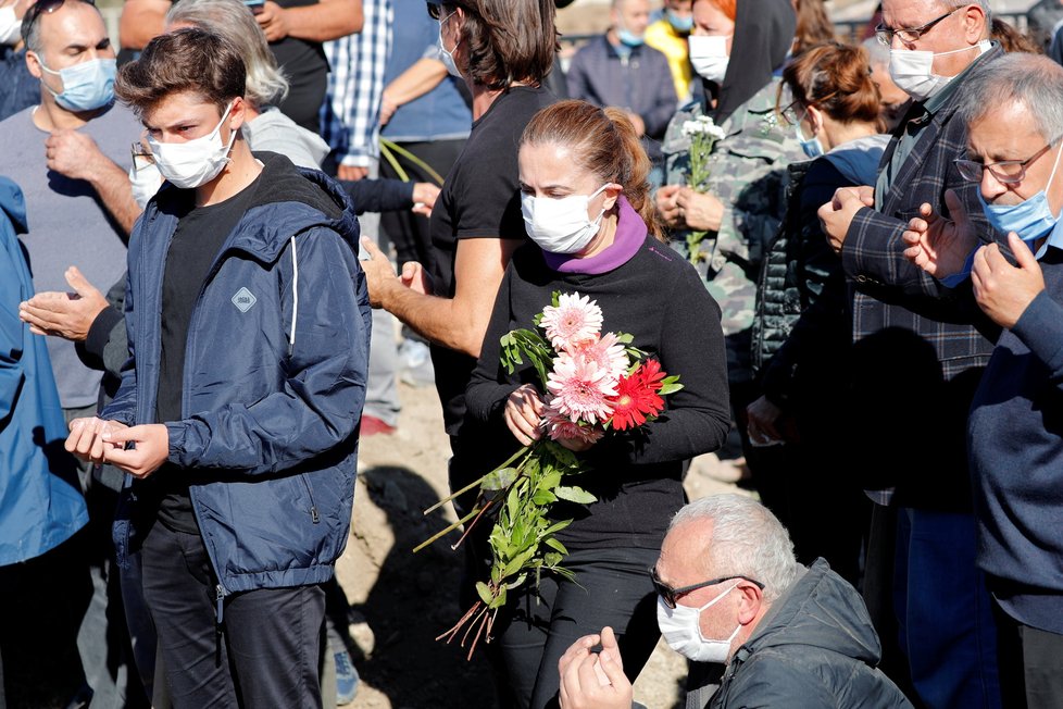 Turecko a Řecko zasáhlo silné zemětřesení, (31.10.2020). V Turecko proběhly pohřby prvních obětí.