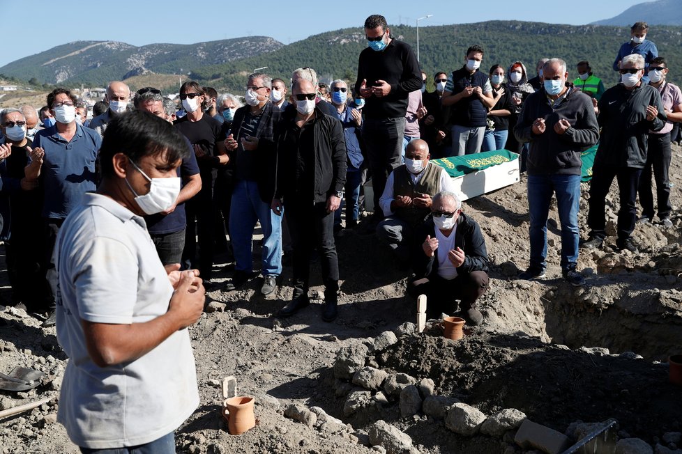 Turecko a Řecko zasáhlo silné zemětřesení, (31.10.2020). V Turecko proběhly pohřby prvních obětí.