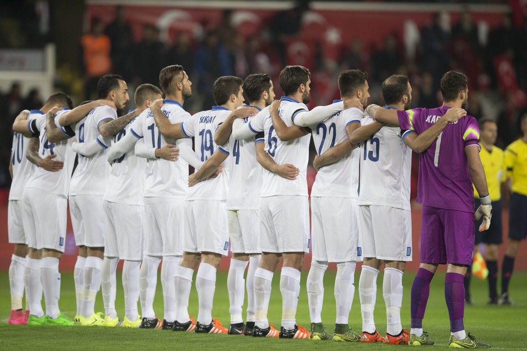 Řečtí fotbalisté při minutě ticha za masakr v Paříži