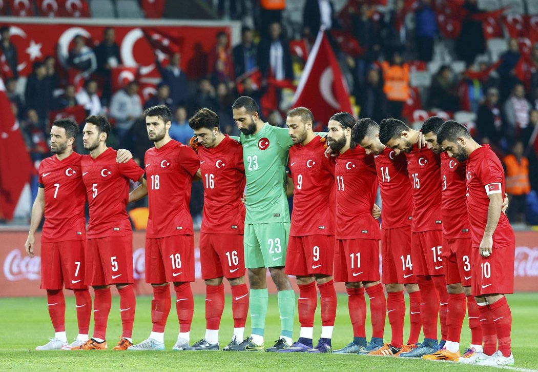 Fotbalisté Turecka drželi minutu ticha za oběti z Paříže