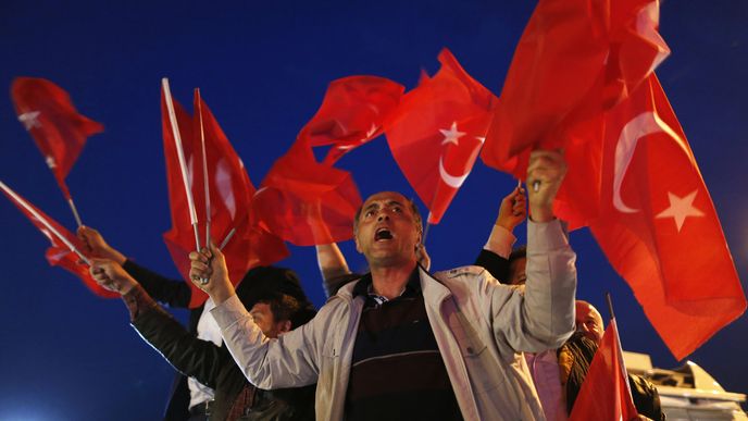 Turci slaví vítězství Erdoğanových změn ústavy.
