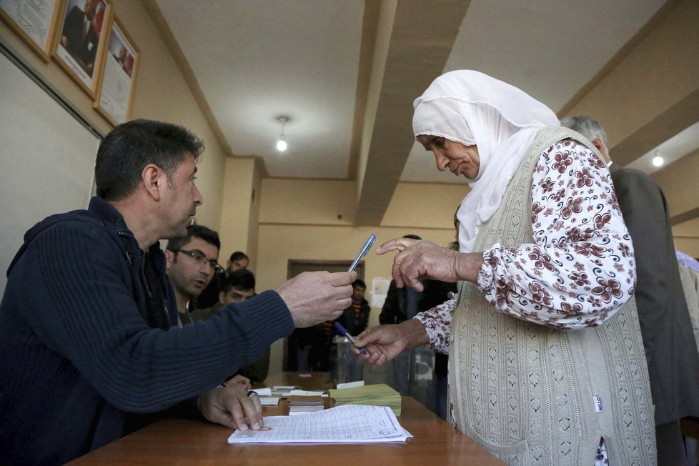 V Turecku začalo referendum o klíčových ústavních změnách.