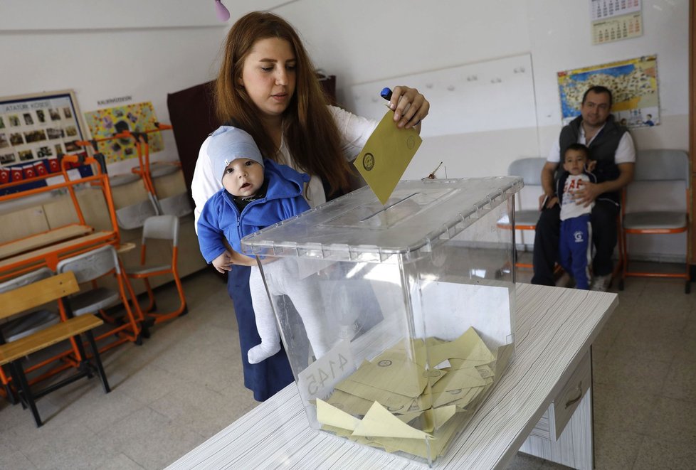 V Turecku začalo referendum o klíčových ústavních změnách.