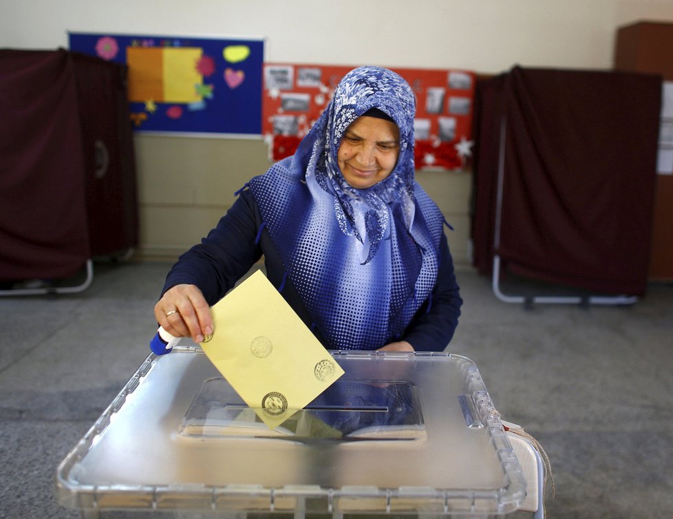 V Turecku začalo referendum o klíčových ústavních změnách.