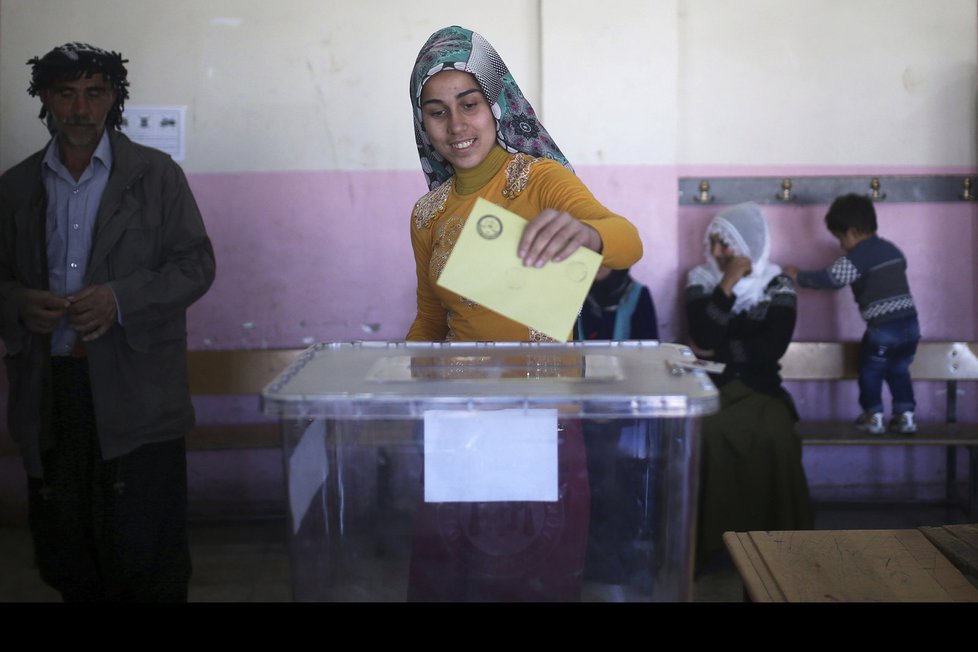 V Turecku začalo referendum o klíčových ústavních změnách.