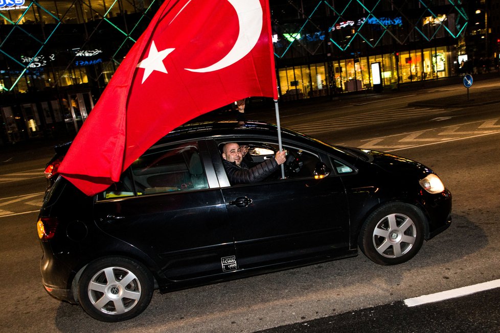 Turci si těsnou většinou odhlasovali v referendu posílení pravomocí pro prezidenta Erdogana