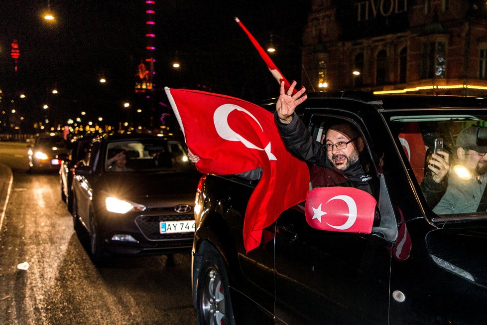 Turci si těsnou většinou odhlasovali v referendu posílení pravomocí pro prezidenta Erdugana. Systém se tu zřejmě změní s parlamentního na prezidentský.