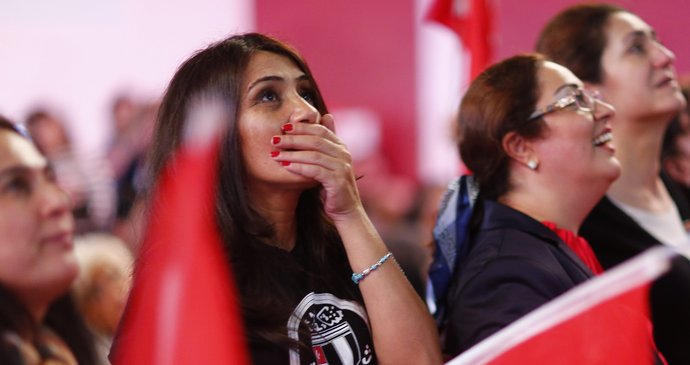Reakce německých Turků na předběžné výsledky referenda