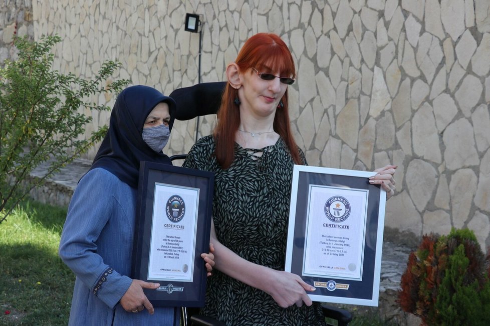 Rumeysa Gelgi z Turecka je největší ženou na světě.