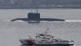 Napětí mezi Ankarou a Moskvou trvá. Zde ruská ponorka v „doprovodu“ turecké pobřežní stráže.