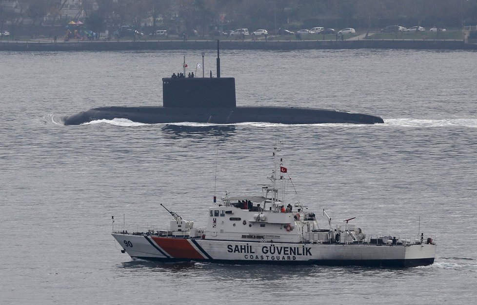 Ruskou ponorku sledovalo plavidlo turecké pobřežní stráže.