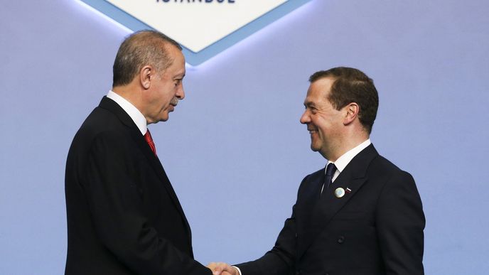 Turecký prezident Recep Tayip Erdogan a ruský premiér Dmitrij Medveděv se setkali na summitu Organizace černomořské spolupráce