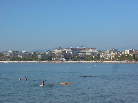 Dovolená v tureckém městě Side: Především na sever od centra Side se táhne pás luxusních hotelů až na horizont. Podél pobřeží vede promenáda.