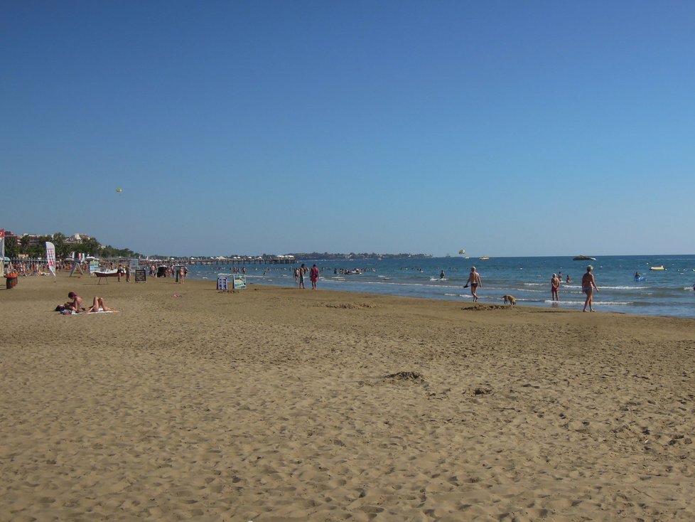 Dovolená v tureckém městě Side: Pláže v Side jsou obrovské. Najdete tu všechny druhy vodních sportů.