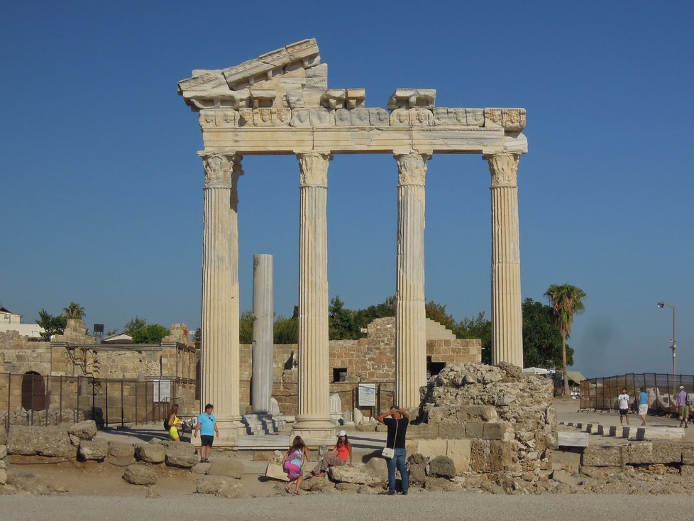 Dovolená v tureckém městě Side: Nejznámější památka v Side je Apollonův chrám přímo u moře.