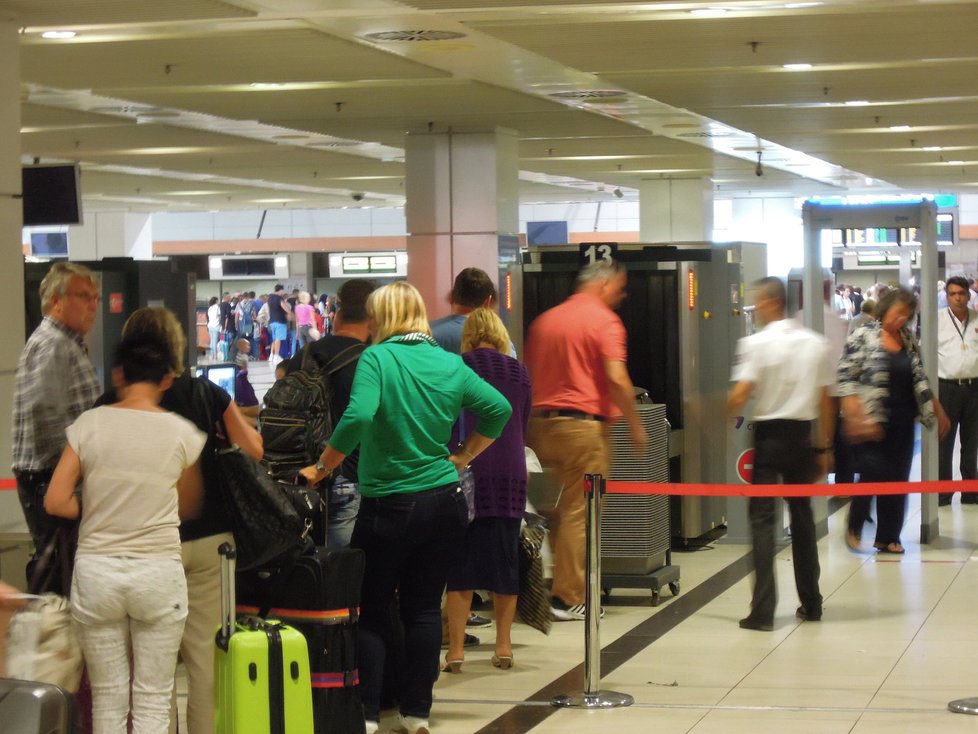 Na letišti v Antalyi projedou vaše batohy scannerem hned u vstupu do budovy. A pak ještě jednou. Chodí tu i psovodi.