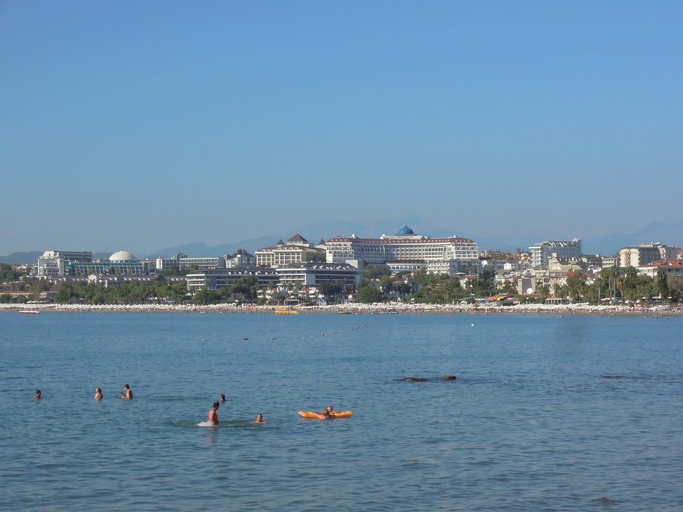 Především na sever od centra Side se táhne pás luxusních hotelů až na horizont. Podél pobřeží vede promenáda.